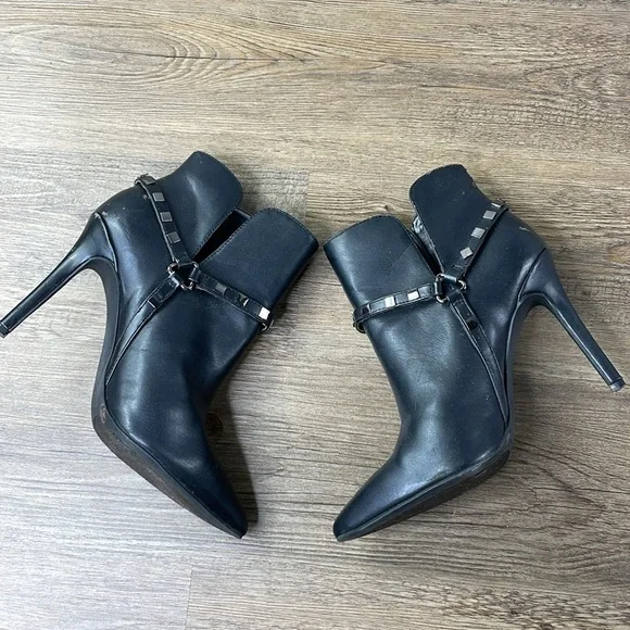 BCBGeneration Women’s Timoh Studded Pointed Toe Black Heeled Booties, size 7.5 - Picture 2 of 13